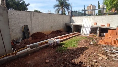 Equipe executando concretagem de rampa
