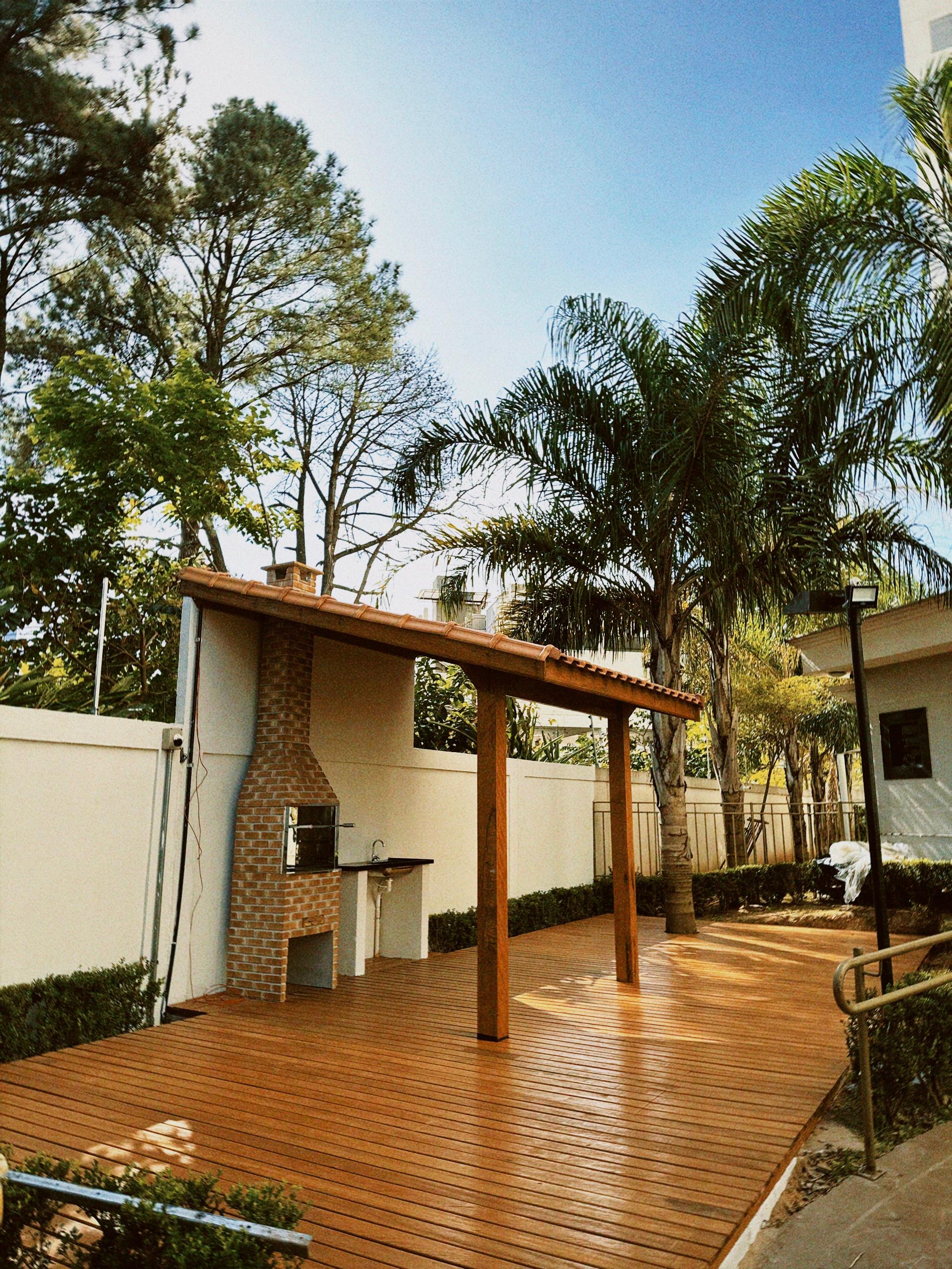 Área externa com deck e espaço de convivência executados pela Randaza