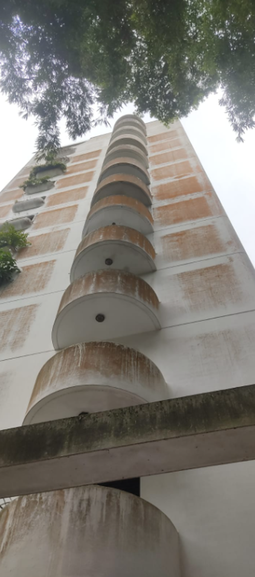 Fachada antes do retrofit, com manchas e desgaste