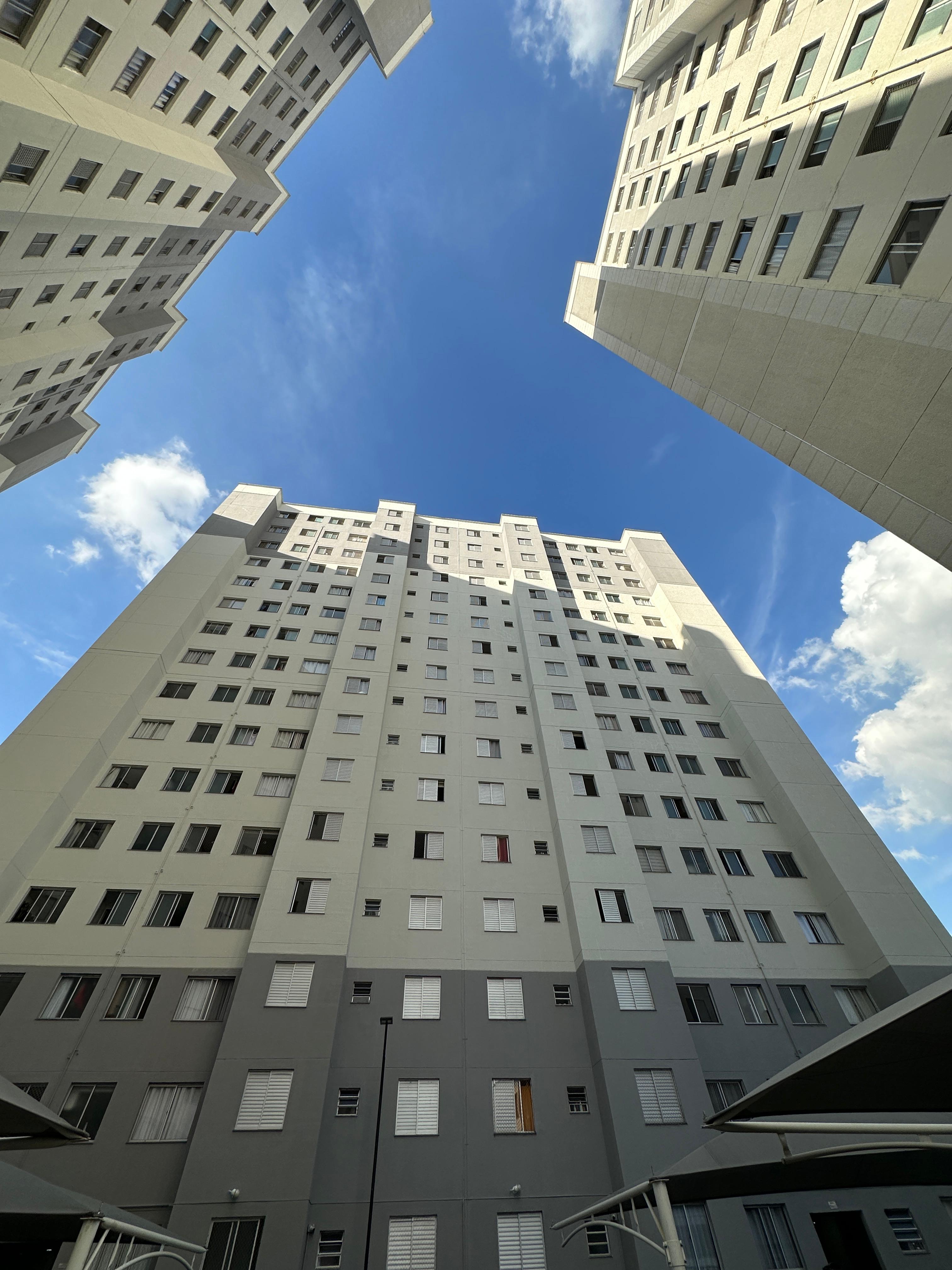 Conjunto residencial atendido pela Randaza visto de baixo para cima