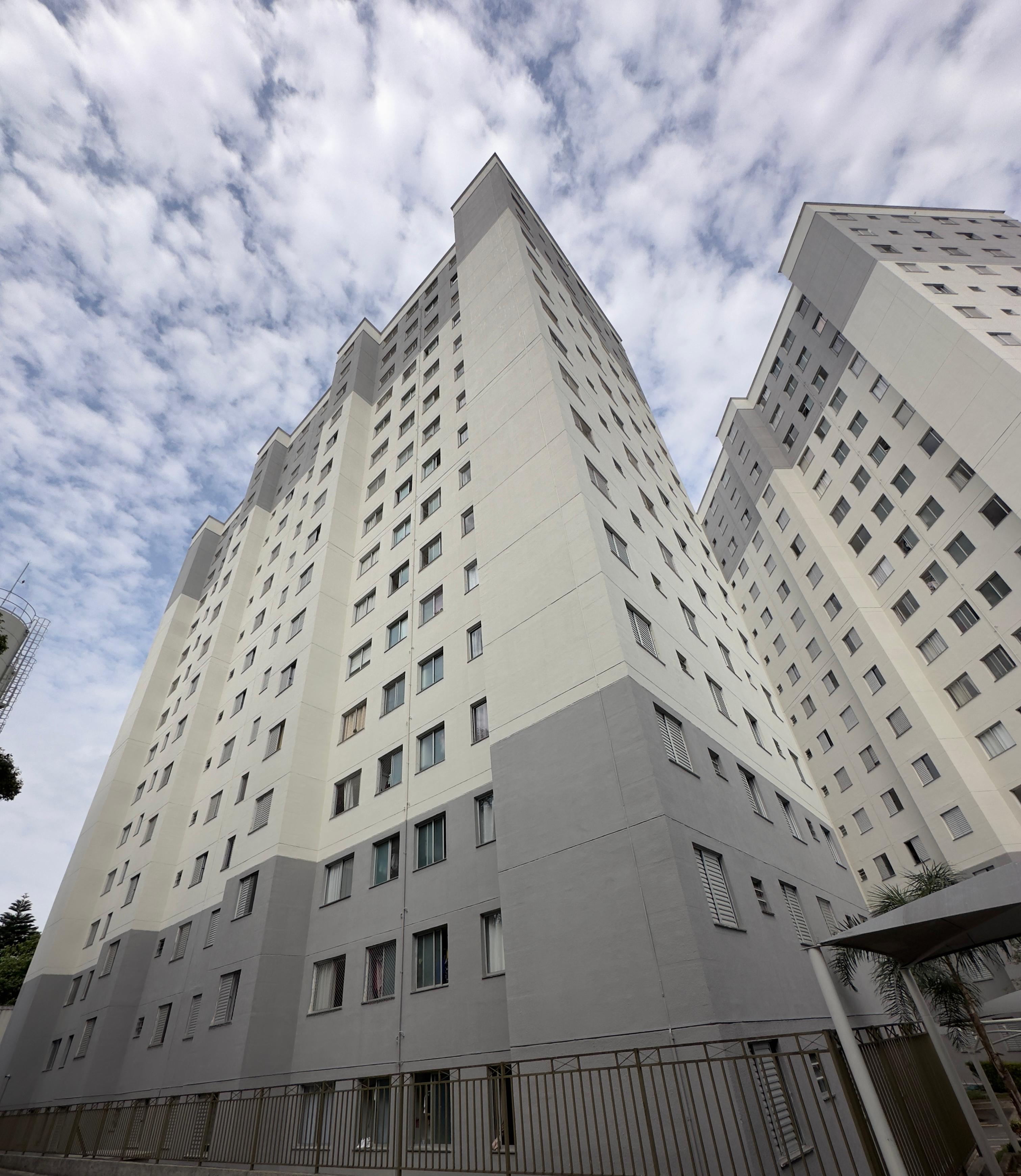 Edifícios residenciais acompanhados pela Randaza vistos de baixo para cima